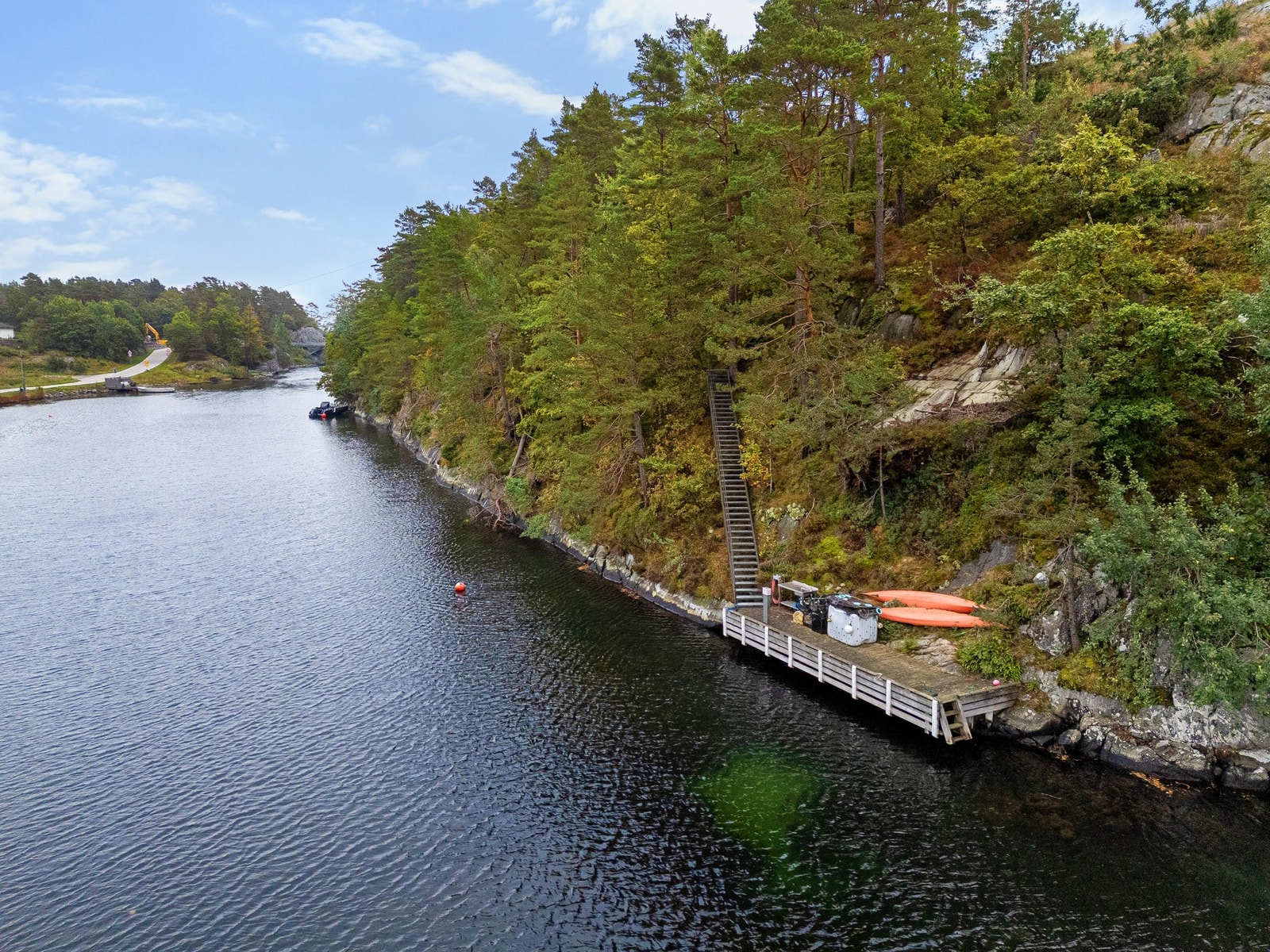 Fra brygga ved sjøen
