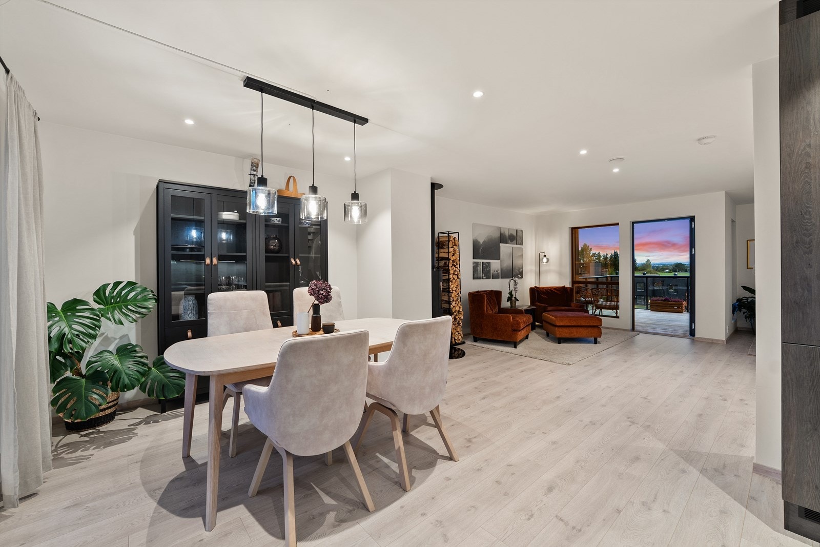 Spisestuen som gir rom for både hverdagsmiddager og hyggelige lag med familie og venner. Galleribilde