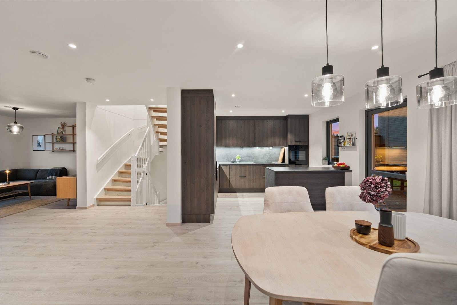 Kjøkkenet er stilrent og moderne. Kjøkkeninnredning fra HTH med slette fronter, nedfelt oppvaskkum og 1-greps blandebatteri.
Integrert kjøl/frys, oppvaskmaskin, ovn og platetopp. Galleribilde