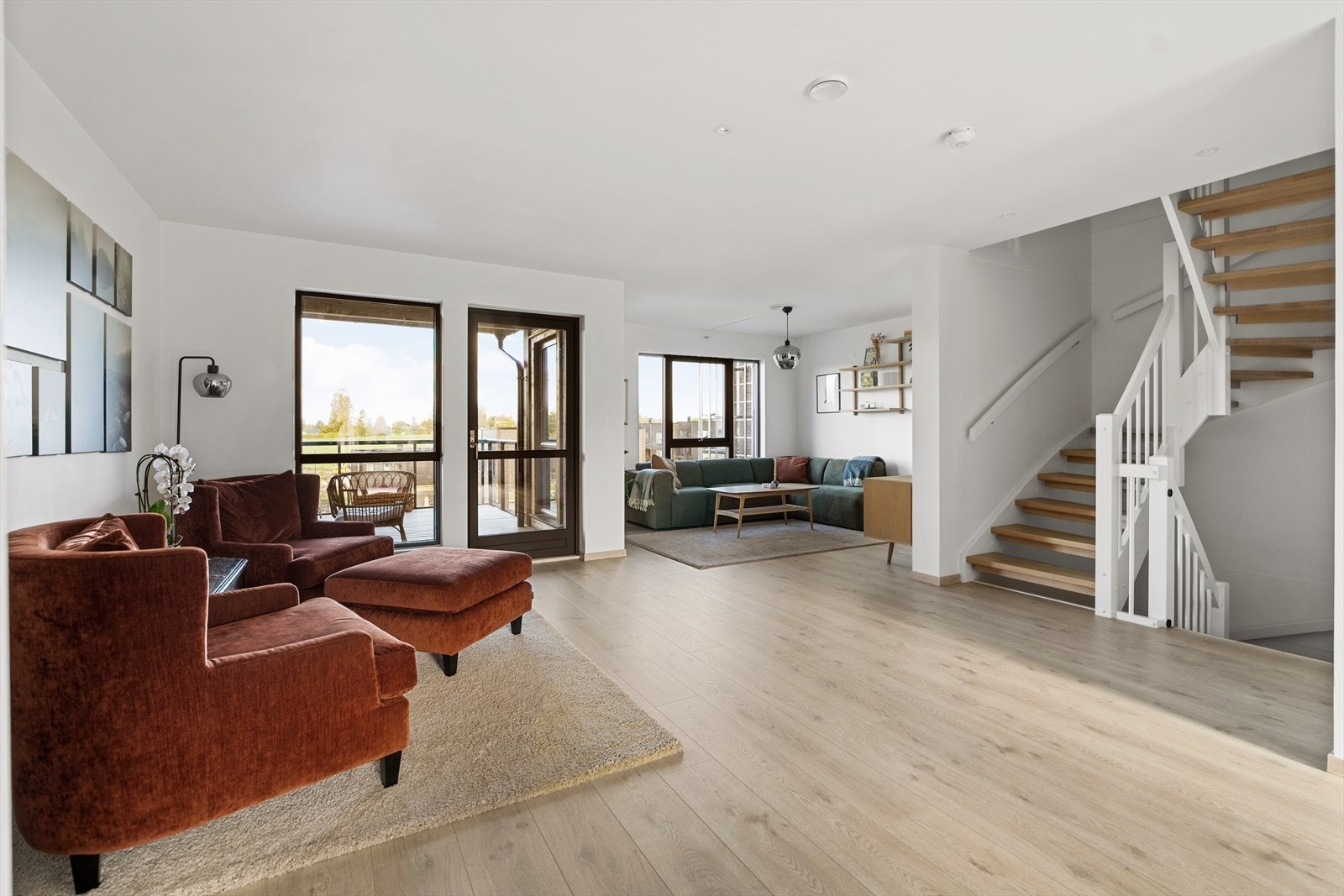 Romslig stue med gode lysforhold. Galleribilde