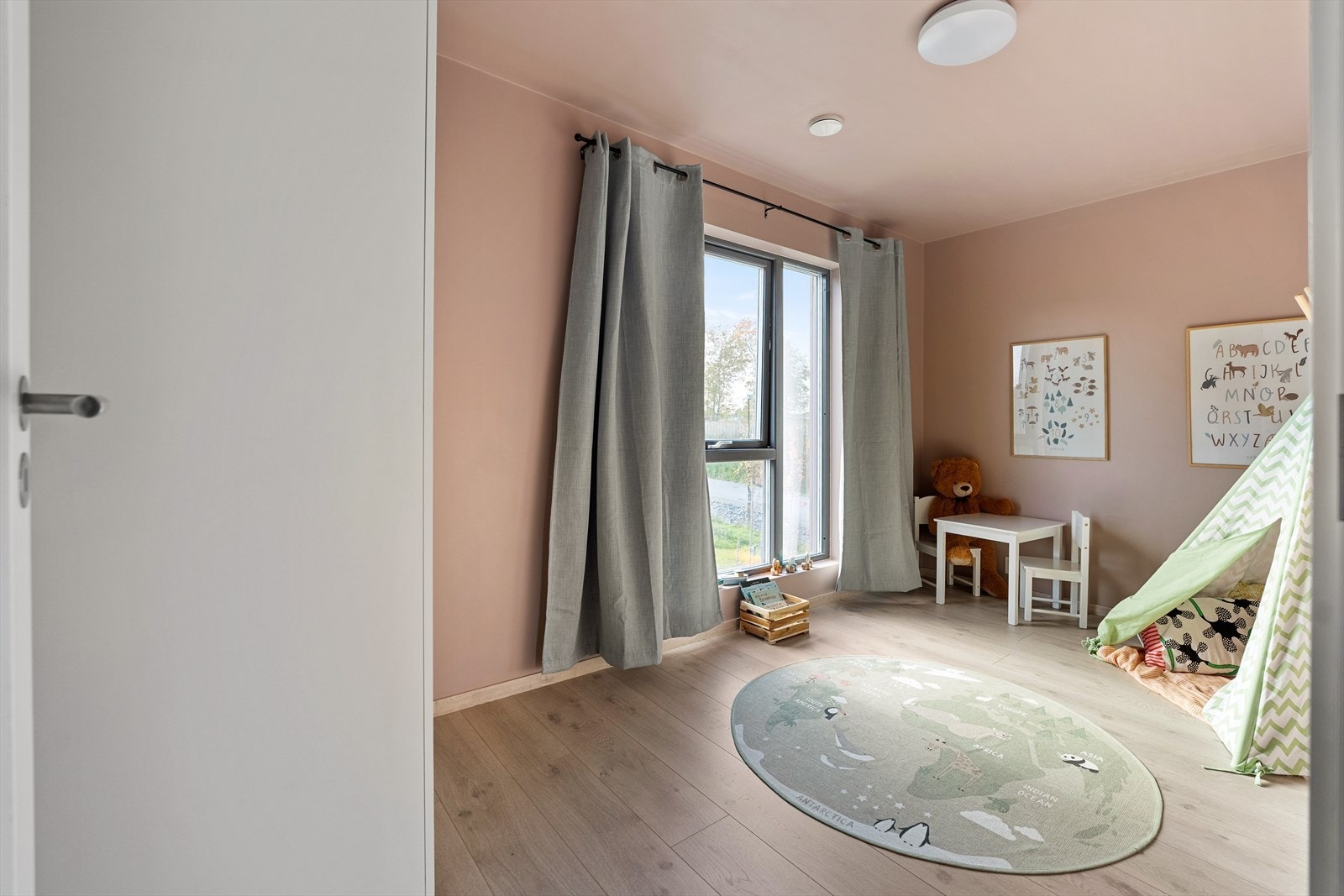 Soverom 3 i andre etasje med skap. Galleribilde