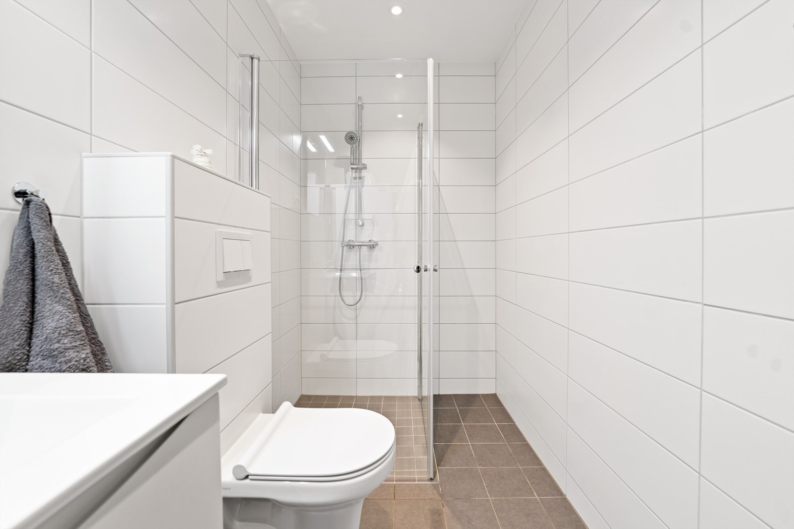 Badet i underetasjen er like moderne. Innredning består av servantskap med nedfelt servant, underskuffer og 1-greps blandebatteri. Galleribilde