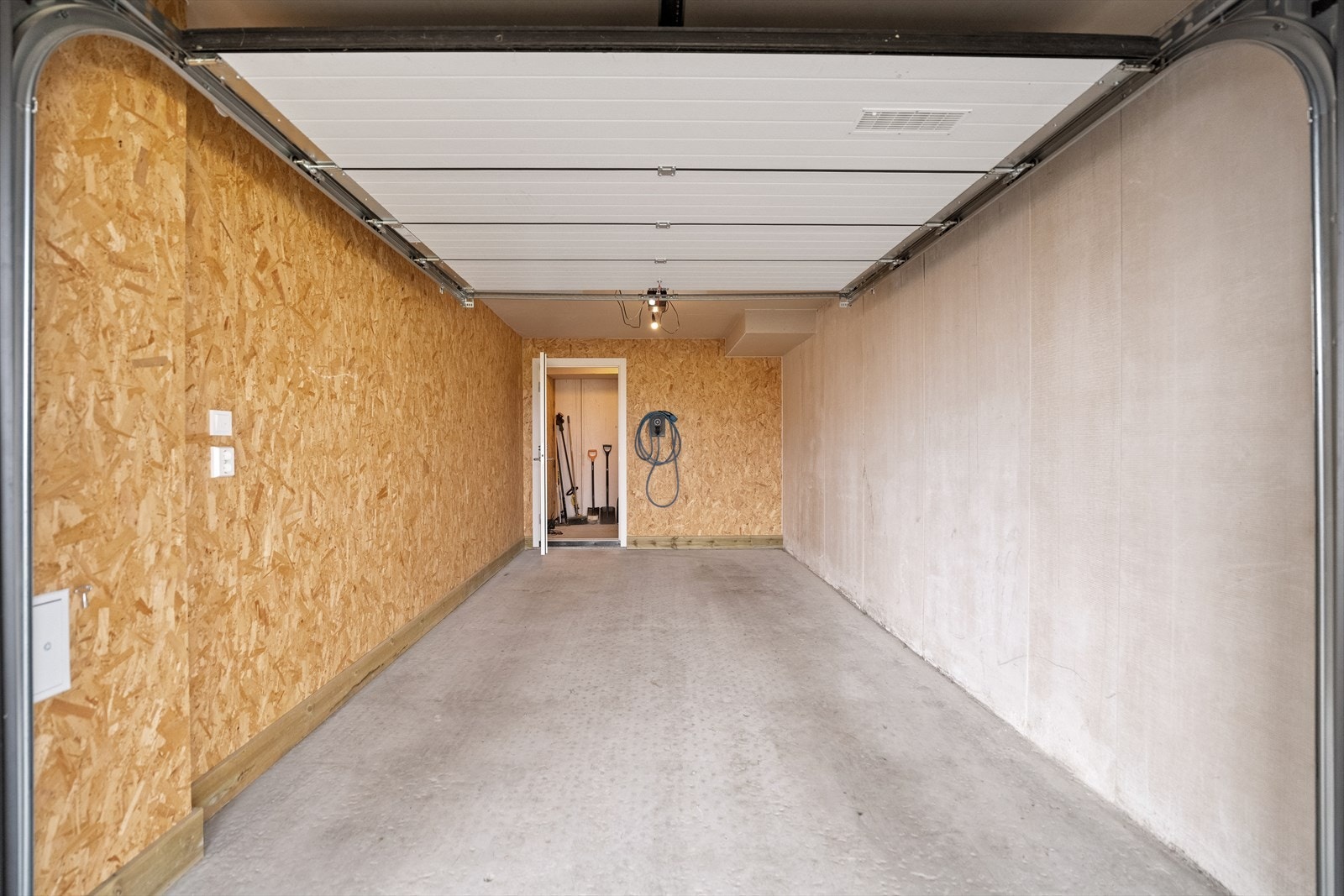 Garasjeplass med bod i bakkant. Galleribilde