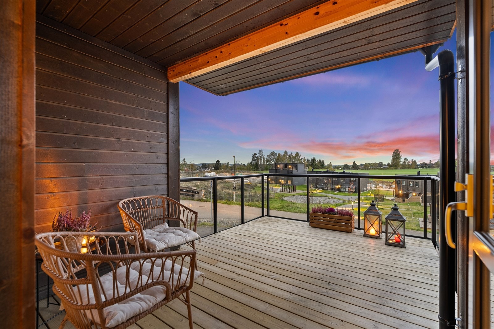 En nydelig aften kan nytes på en av boligens 3 balkonger/terrasser. Galleribilde