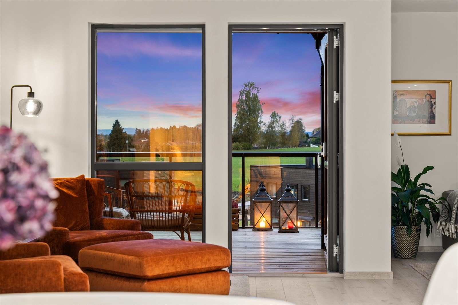 Nyt en god bok i salongen eller se på naturlandskapet fra stuen! Galleribilde