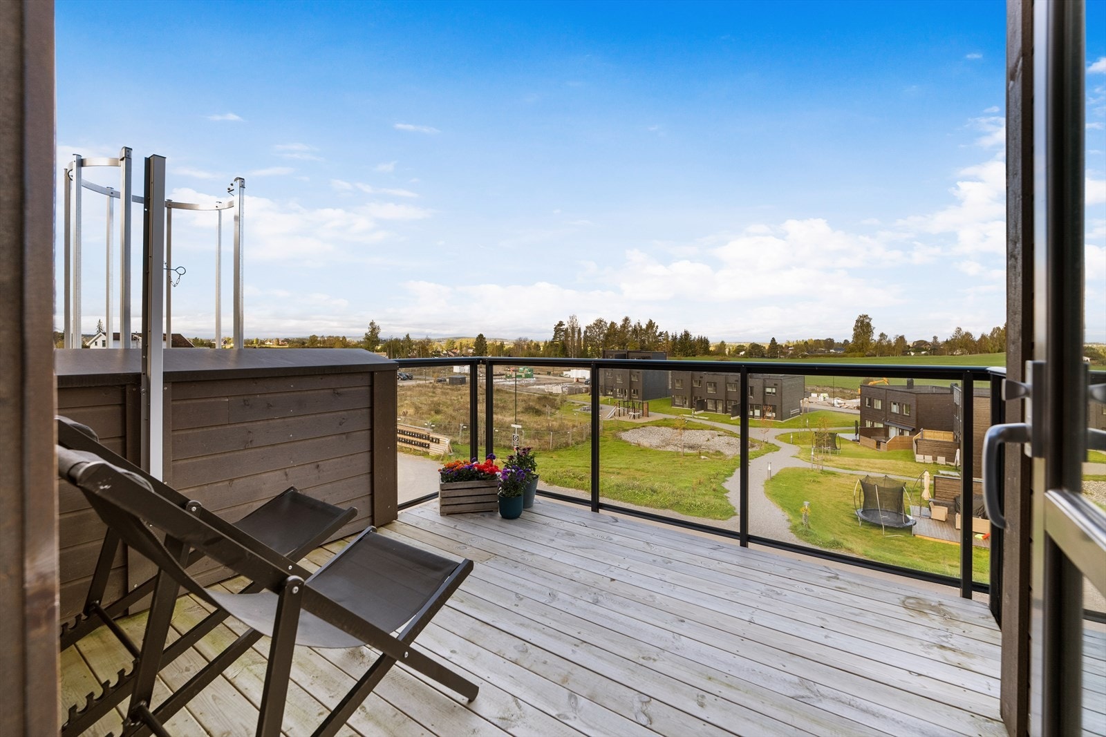 Fra soverommet i andre etasje kommer du ut på en nordvestvendt balkong på ca. 8m2. Galleribilde