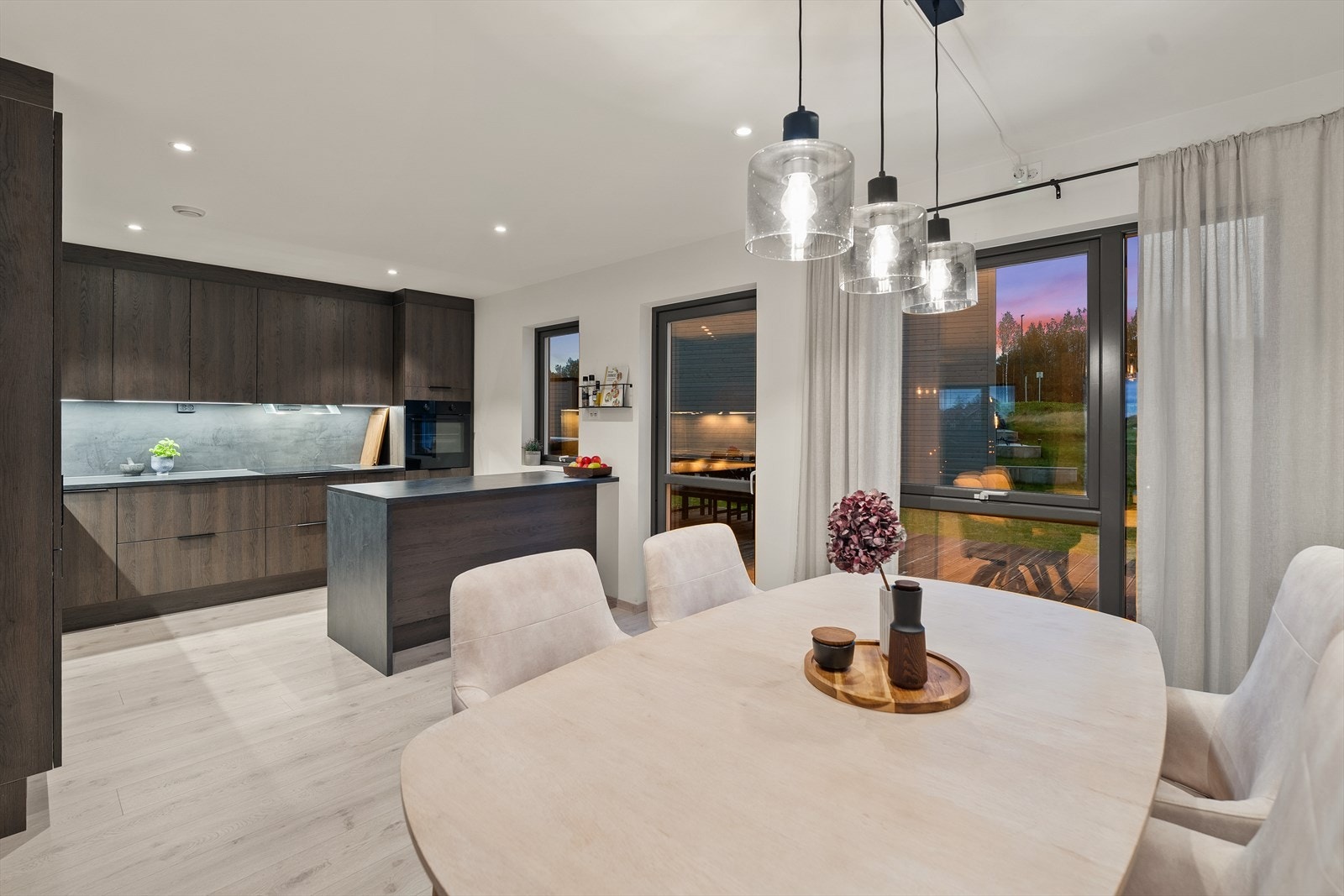 Kjøkken har godt med skapplass og en praktisk kjøkkenøy som skaper en naturlig samlingsplass. Her har du rikelig med benkeplass til matlaging og et naturlig samspill med spisestuen. Galleribilde