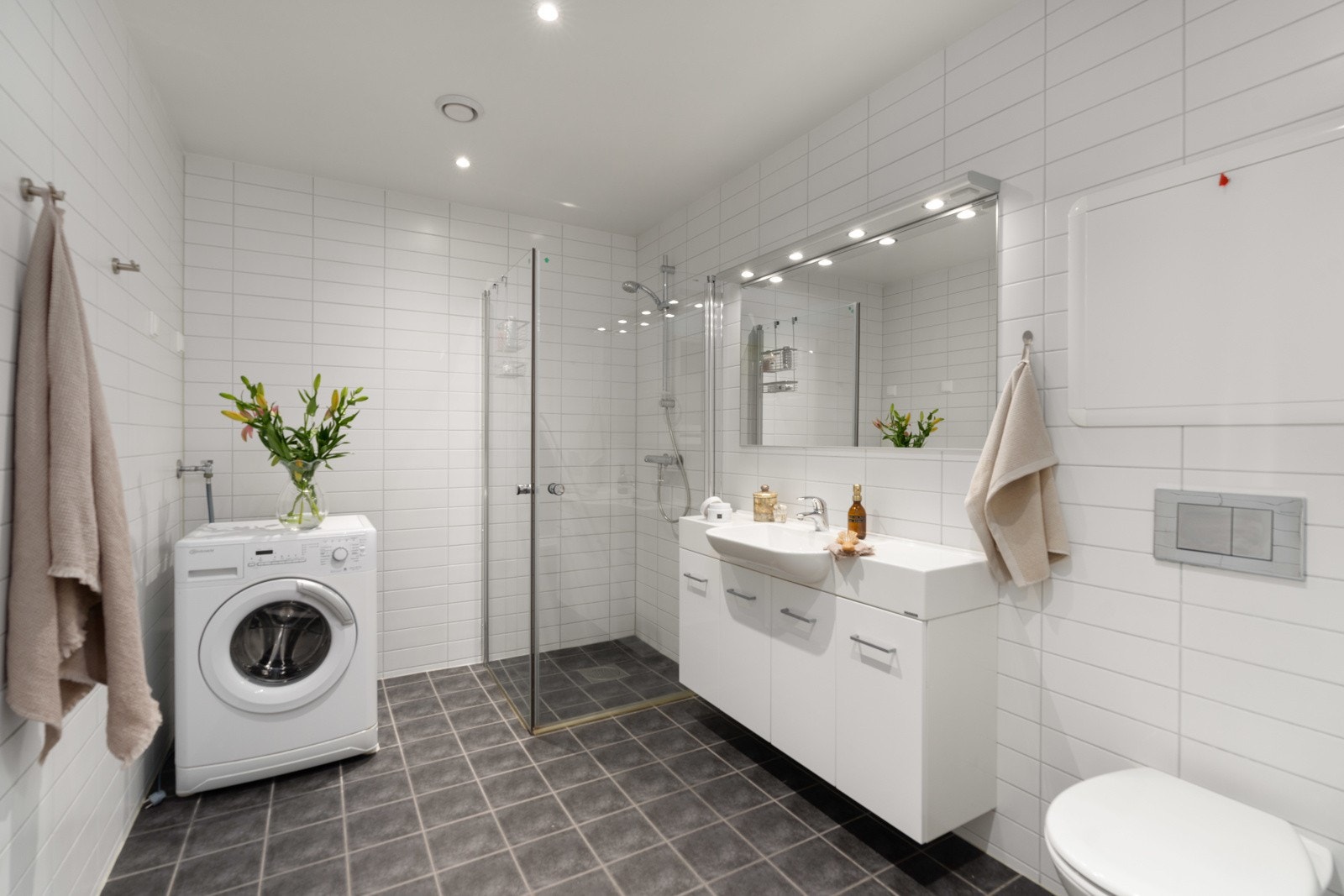 Moderne bad. Det er også wc-rom i andre etasje. Galleribilde