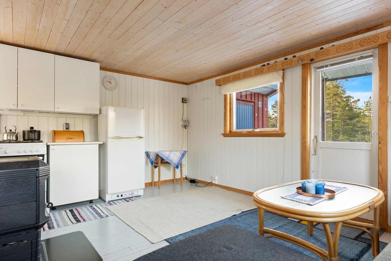 Fra stuen er det utgang til solrik terrasse. Galleribilde