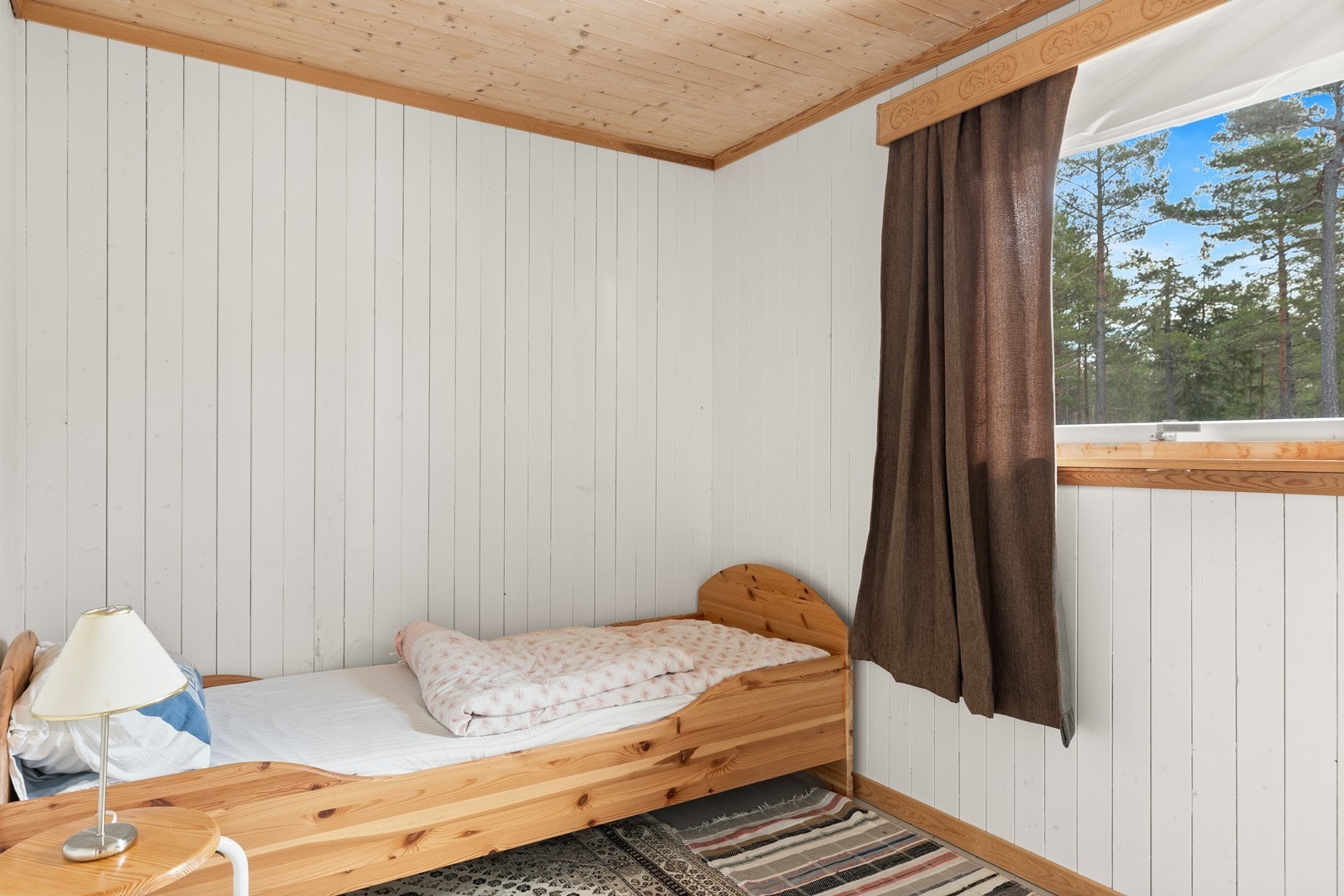 Soverom II er innredet med enkeltseng og har plass til oppbevaringsmøblement. Galleribilde