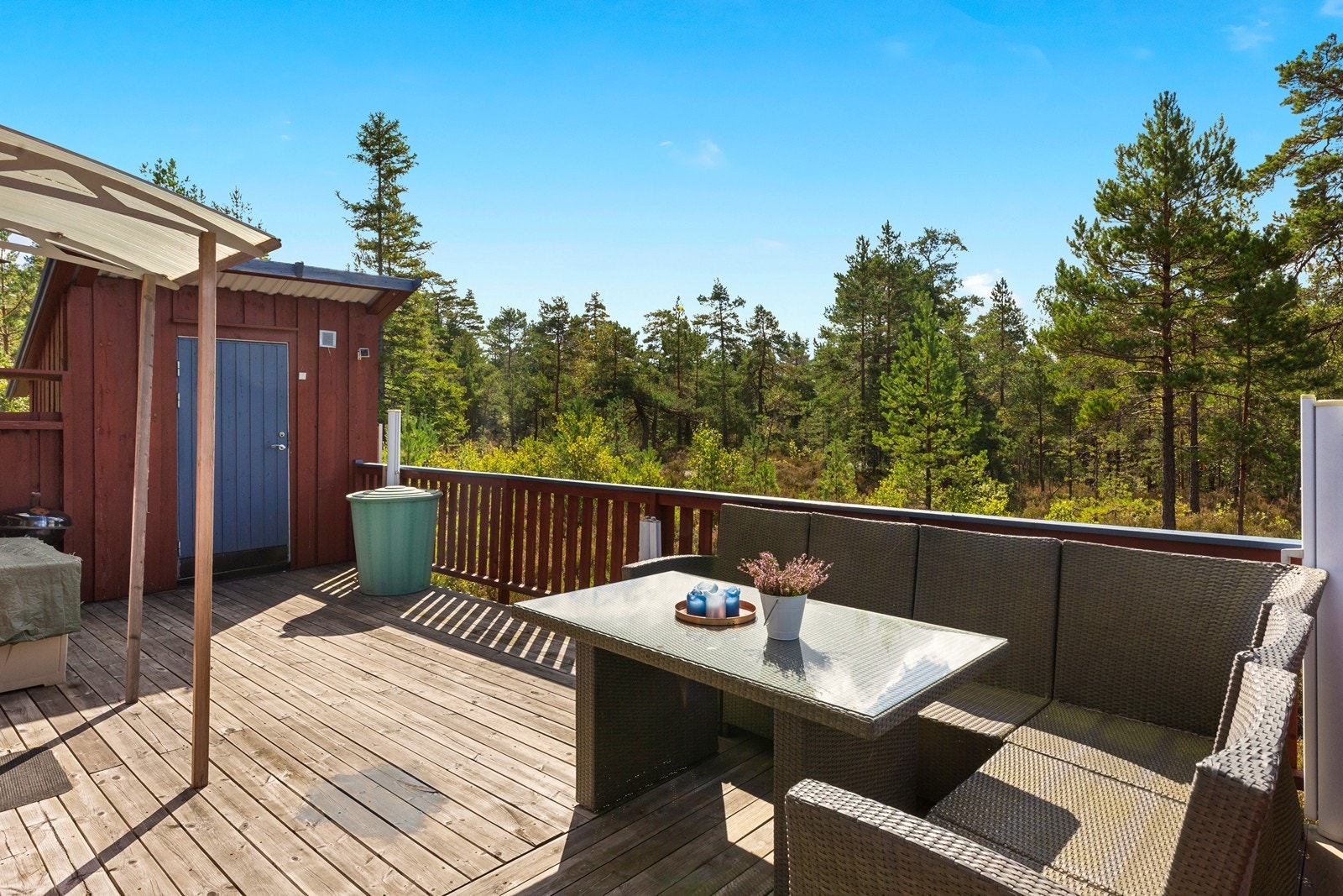 Fra terrassen er det enkelt ankomst til uteboden. Galleribilde