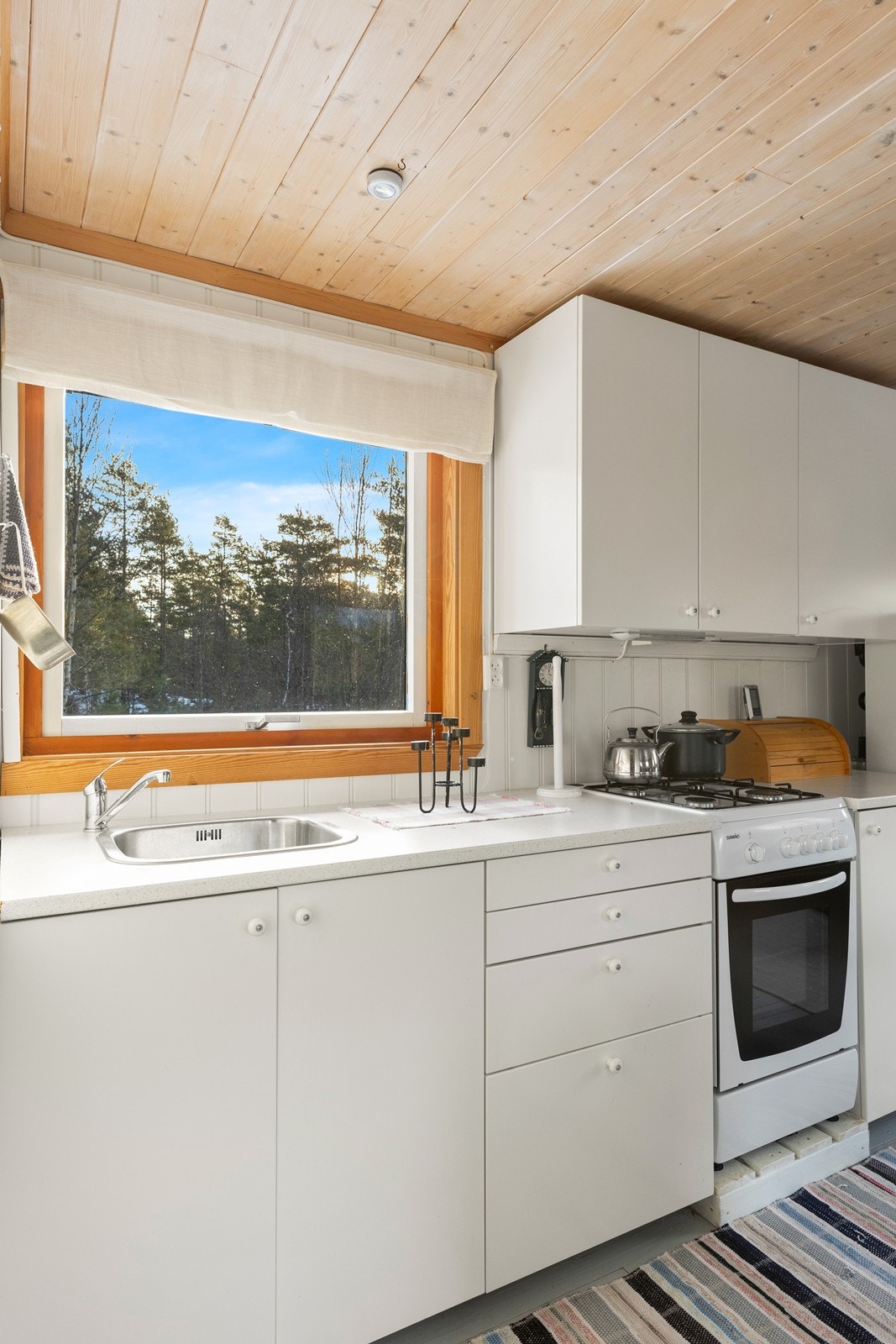 Kjøkkenet har slette fronter og en laminat benkeplate. Galleribilde