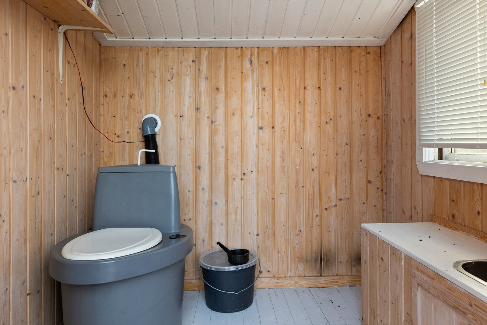 Utebod innredet med biotoalett. Galleribilde