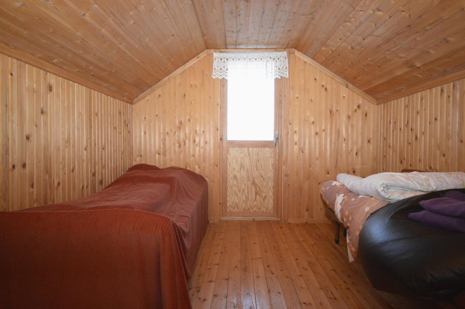 Soverom i hems med utgang til en liten balkong Galleribilde