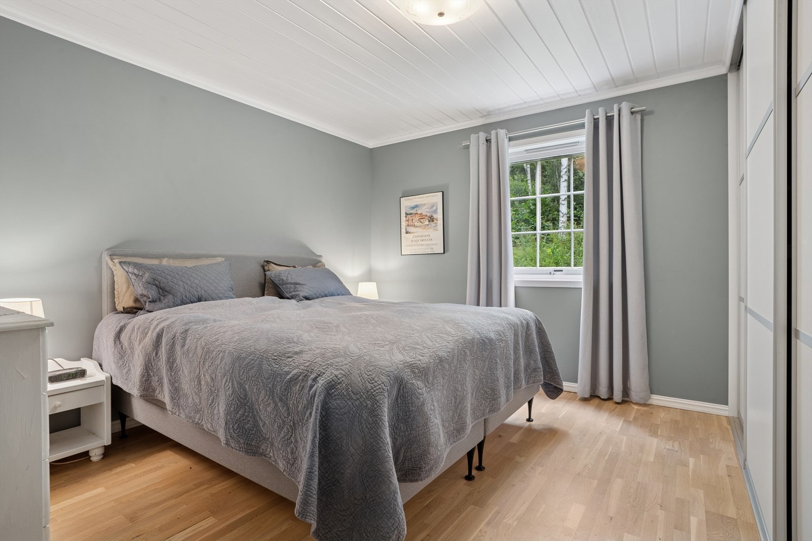 Hovedsoverommet i 1 etg. er av meget god størrelse! Det er god plass til en stor dobbeltseng og tilhørende møblement. Her er det også montert skyvedørsgarderobe. Galleribilde