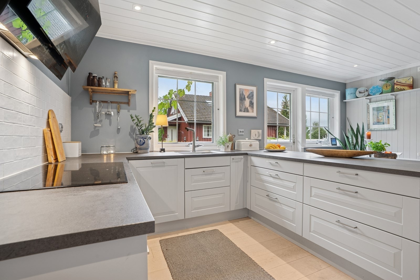 Kjøkkeninnredning med fronter i lys grå farge, og glassfelt i 2 skap. Det er laminerte benkeplater med nedfelt oppvaskkum og flisfelt på vegg over kjøkkenbenk på en side. Det er rikelig med skap og benkeplass. Kjøkkenet ble pusset opp i 2020. Galleribilde