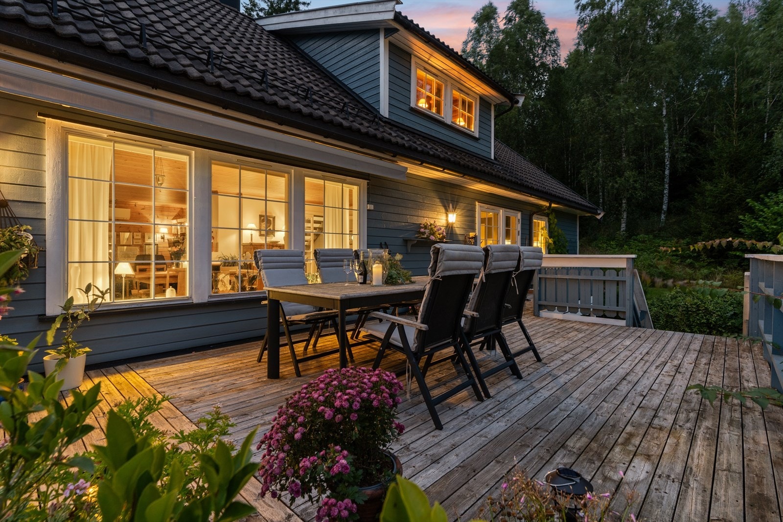 Boligen har store terrasser med direkte adkomst fra stuen og kjøkkenet. Terrassen kan møbleres med flere sittegrupper. Fra terrassen er det også direkte adkomst til hagen. Galleribilde