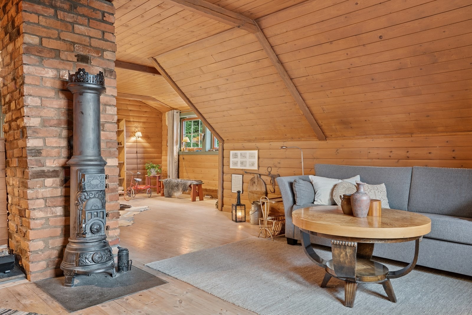 Det er god plass til både sofagruppe og tilhørende møblement. Perfekt for at barna/ungdommen kan trekke seg litt vekk. Galleribilde