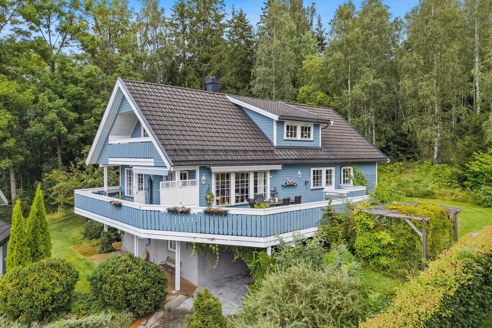 Gramheimlia 24 er den perfekte familiebolig innerst i en blindvei med pent opparbeidet hage, solrike terrasser, dobbelgarasje ca. 2 km. fra Ås sentrum. Galleribilde