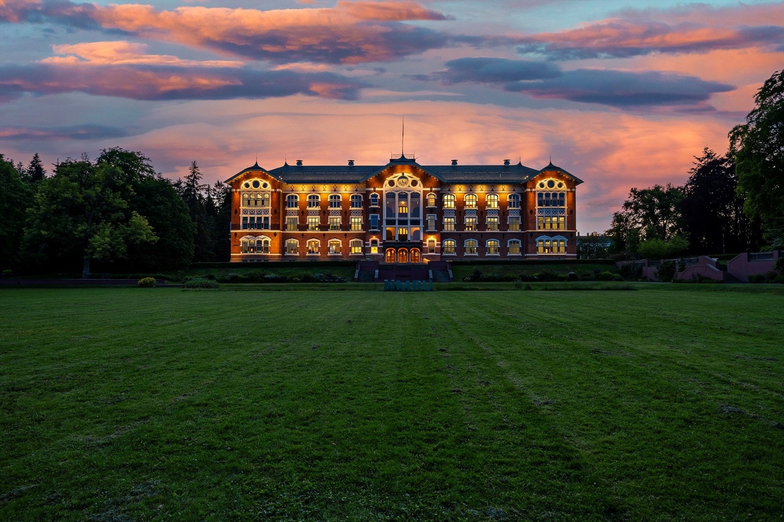 Ås kommune er kjent for sin vakre natur, med store landbruksområder, turmål og parker. Galleribilde
