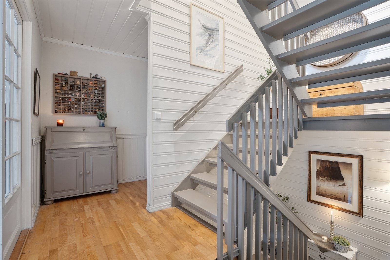 Trappegang i 1 etg. er malt i lyse tidsrikte farger som også matcher trappen. Galleribilde