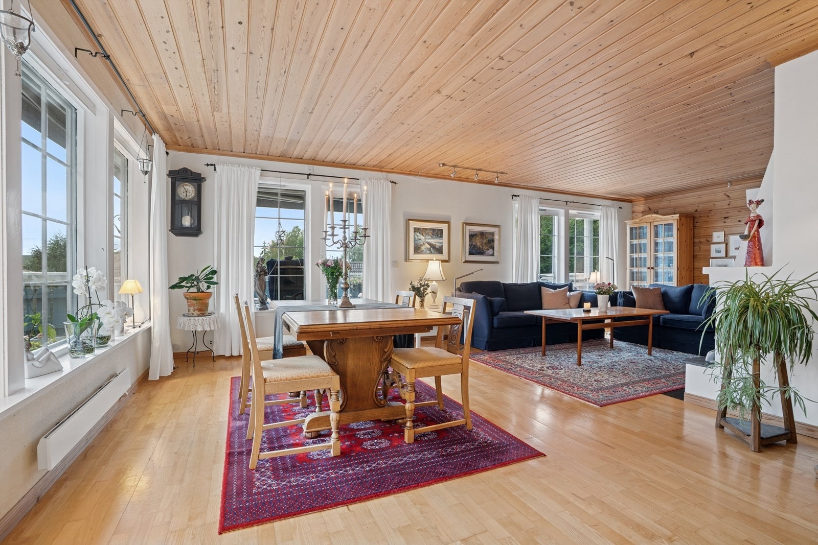 Boligne har en romslig stue i 1 etg. Fra stuen er det også direkte adkomst ut til balkong. Fra stuen er det det god utsikt. Galleribilde