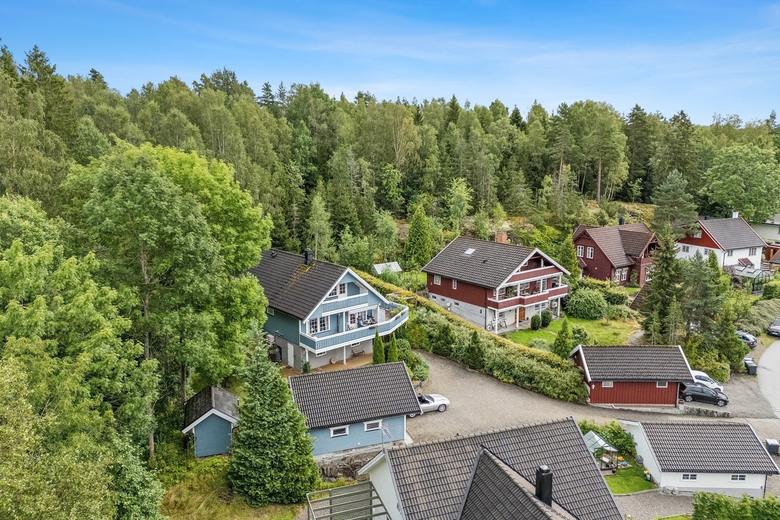 Granheimlia er et lite boligfelt uten gjennomgangstrafikk og med hyggelig og barnevennlig bomiljø som grenser til flotte turområder sommer som vinter. Galleribilde