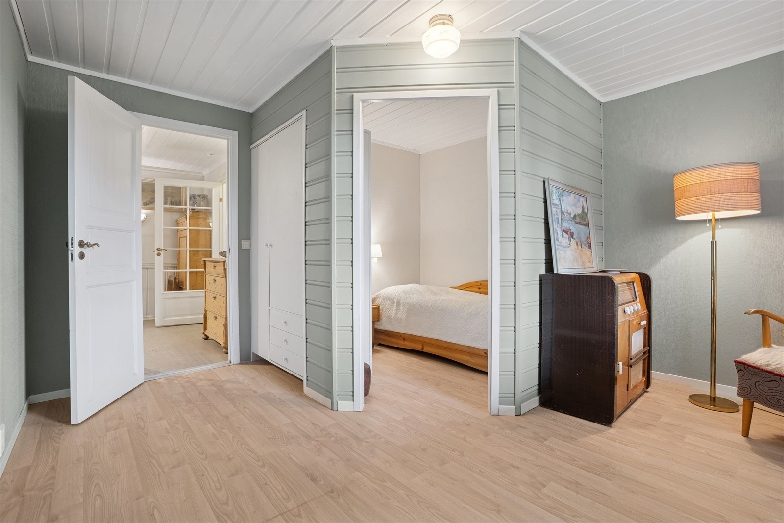 Dette soverommet har alkove så det passer perfekt for en ungdom som også ønsker å innrede rommet med sofa og skrivepult etc. Galleribilde