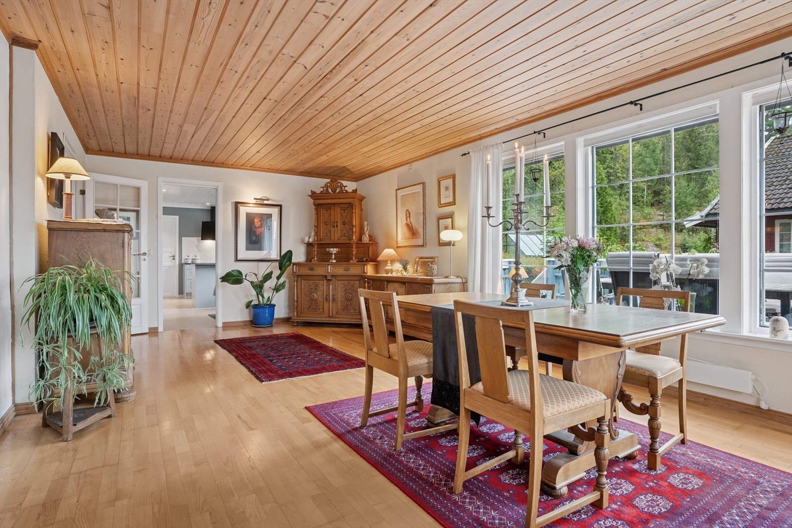 I spisestuen er det god plass til en stor spisegruppe om det er ønskelig. Stuen har parkett på gulv og panel i himling. Det er godt med vinduer i stuen som slipper inn mye naturlig lys. Galleribilde