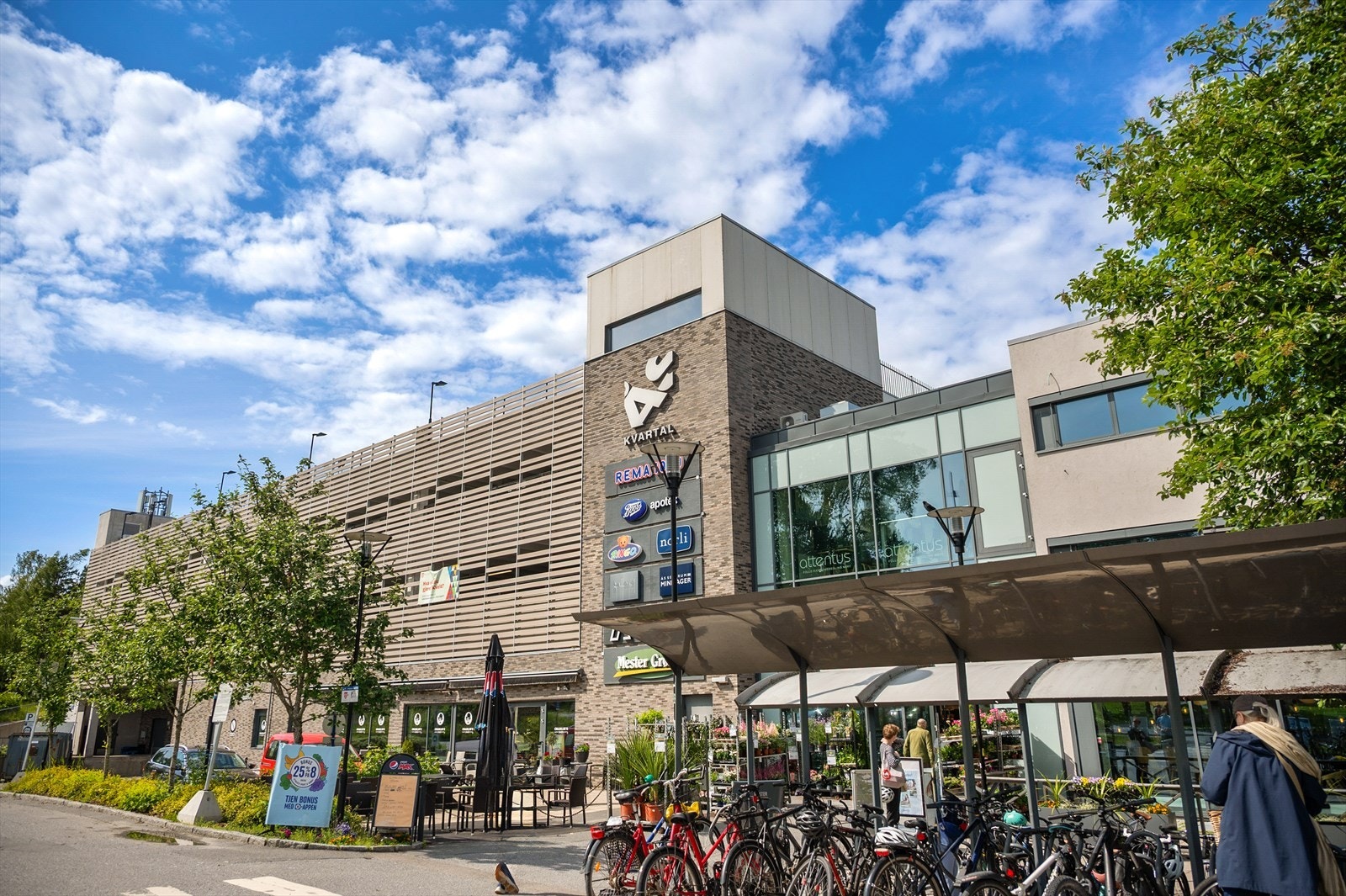 Det er godt med servicetilbud i Ås sentrum. Galleribilde
