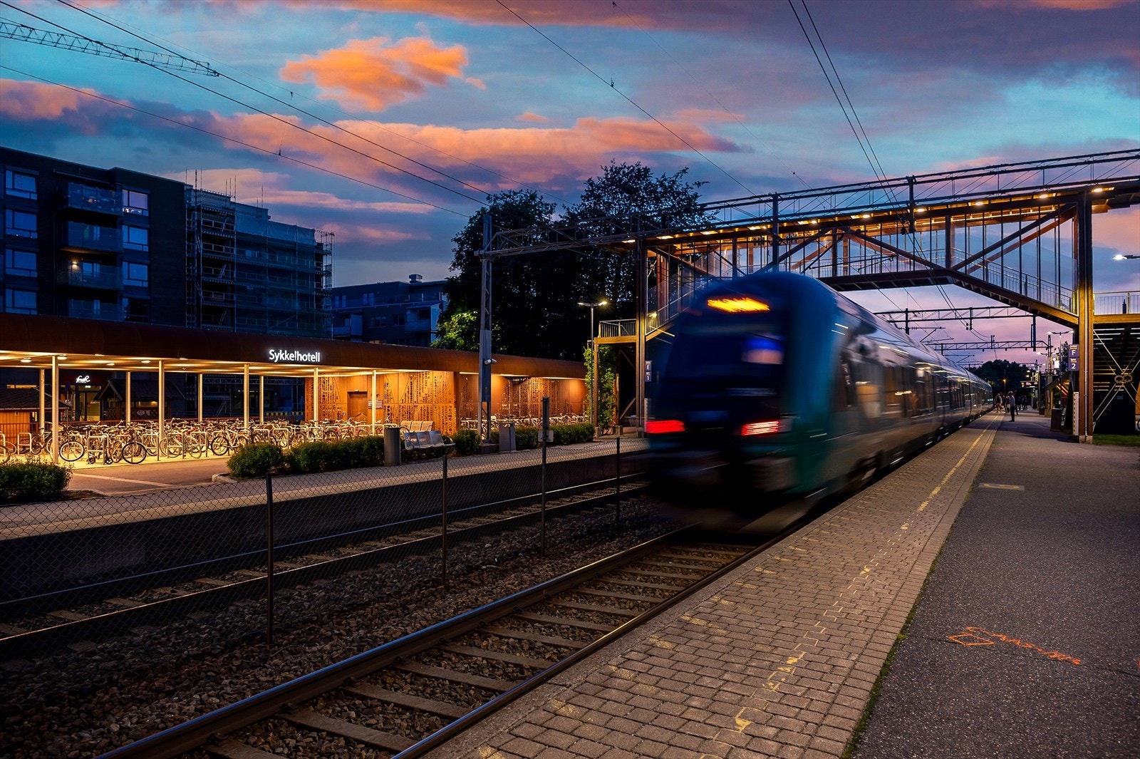 Ås ligger strategisk til med kort vei til Oslo, noe som gjør det attraktivt for pendlere. Fra Ås stasjon så er reisetiden til Oslo ca. 20 min. med tog. Galleribilde