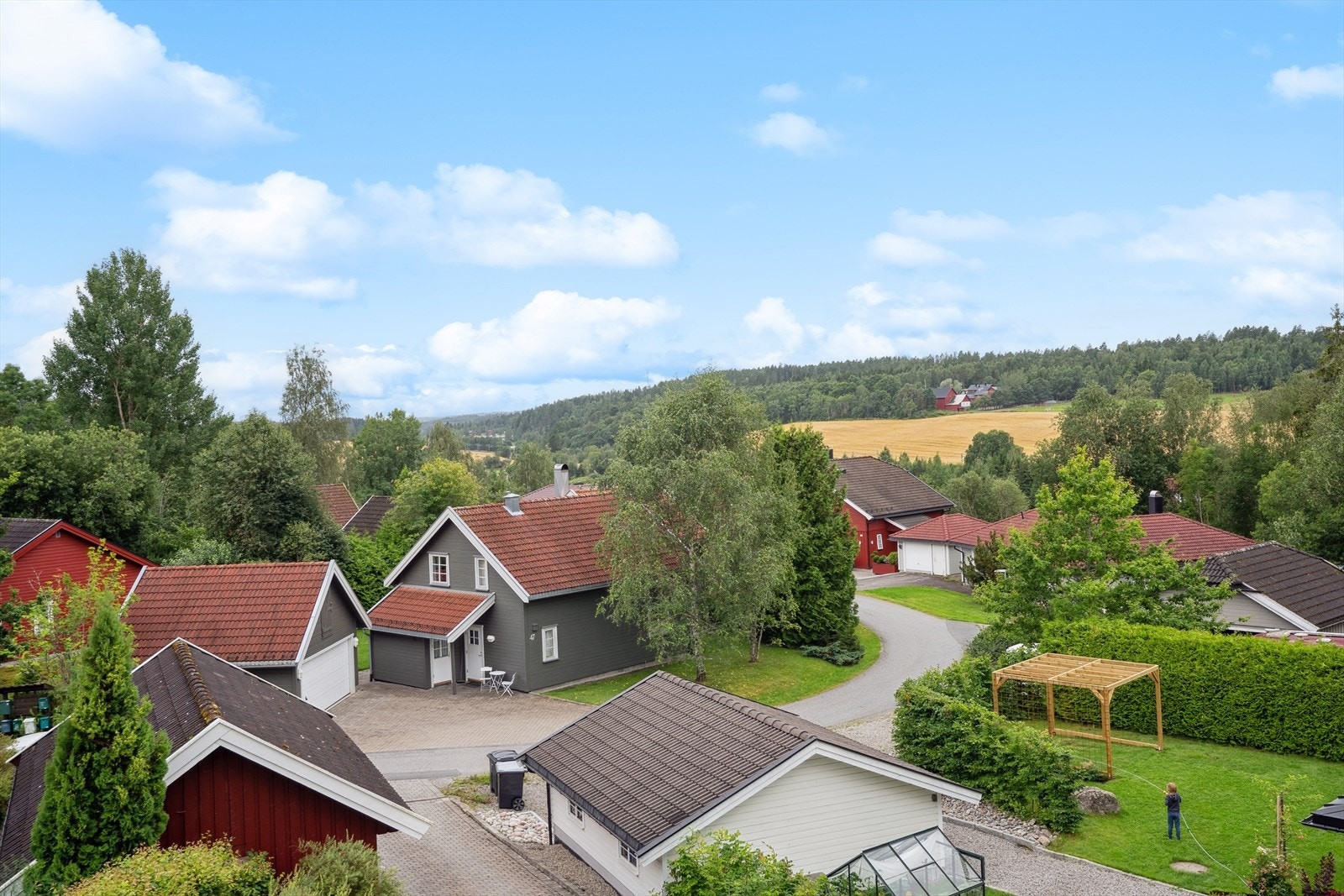 Fra terrassen er det flott utsikt over omkringliggende bebyggelse. Galleribilde