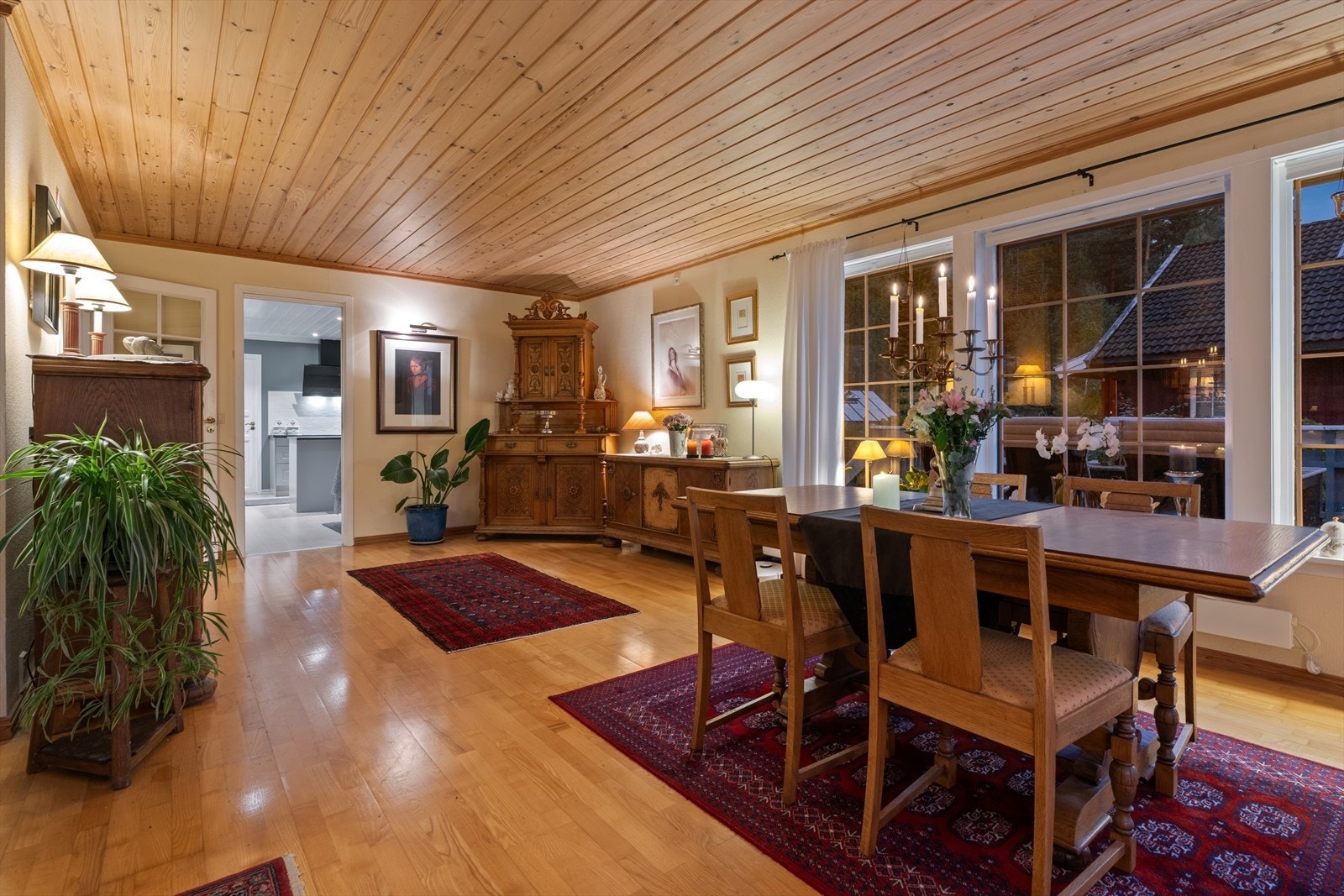 Boligen har en romslig stue med plass til stor spisegruppe og salong. Fra stuen er det flott utsikt! Galleribilde