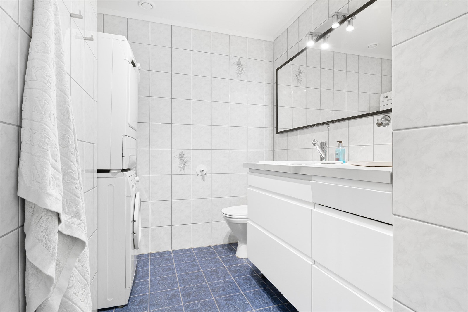 Badet hadde opprinnelig plass til vaskemaskin til høyre for vask. I dag har man valgt å sette vaskemaskin og tørketrommel i innhukk for dusj. Galleribilde