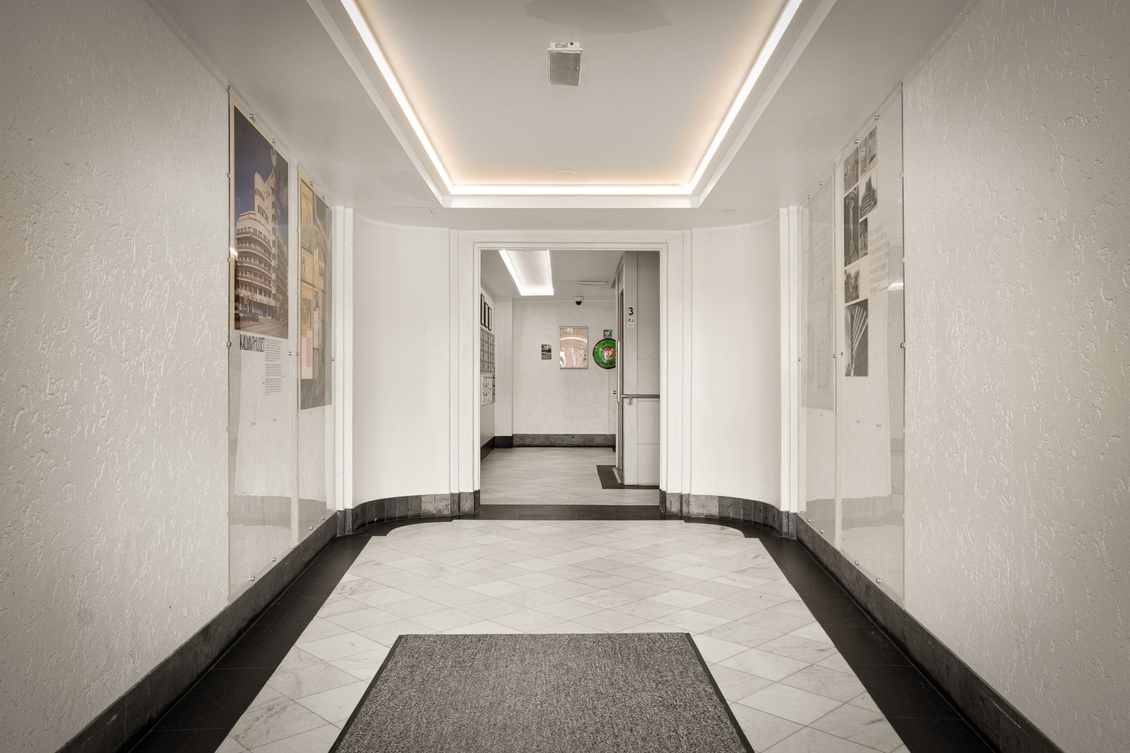 Heisen fra denne inngangen går direkte opp til leiligheten Galleribilde