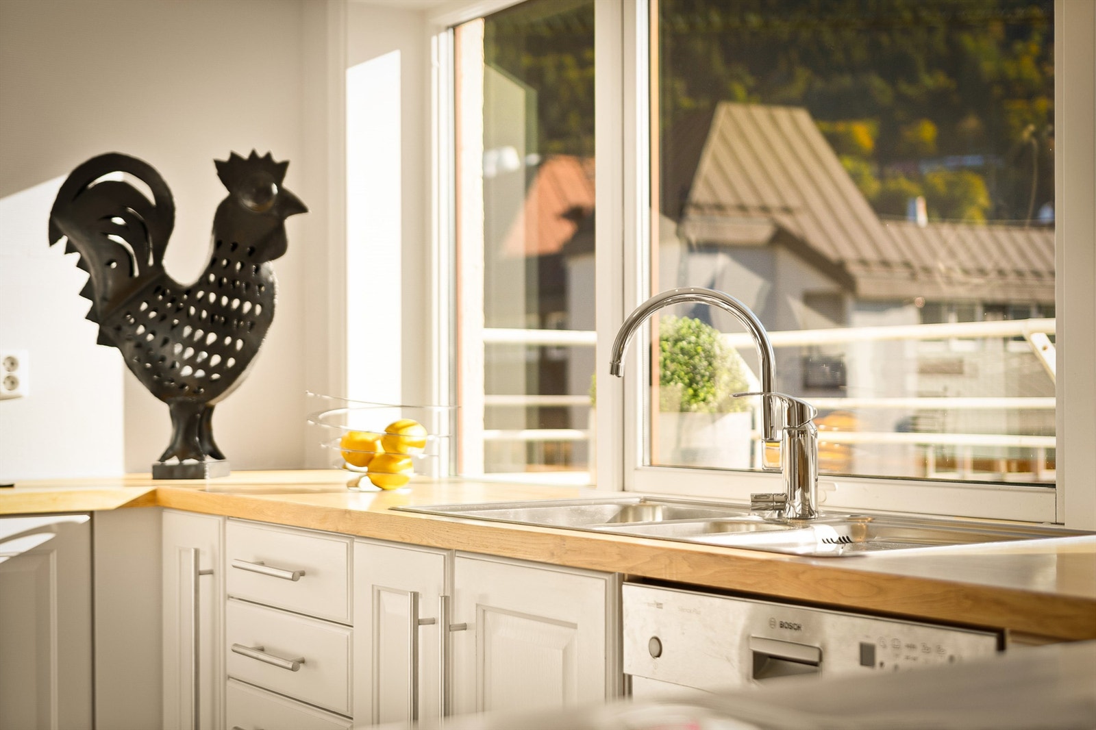 Kjøkkenet har integrert stekeovn og platetopp, frittstående oppvaskmaskin og kjøleskap med fryser. Varmtvannsbereder er plassert under kjøkkenbenk. Galleribilde