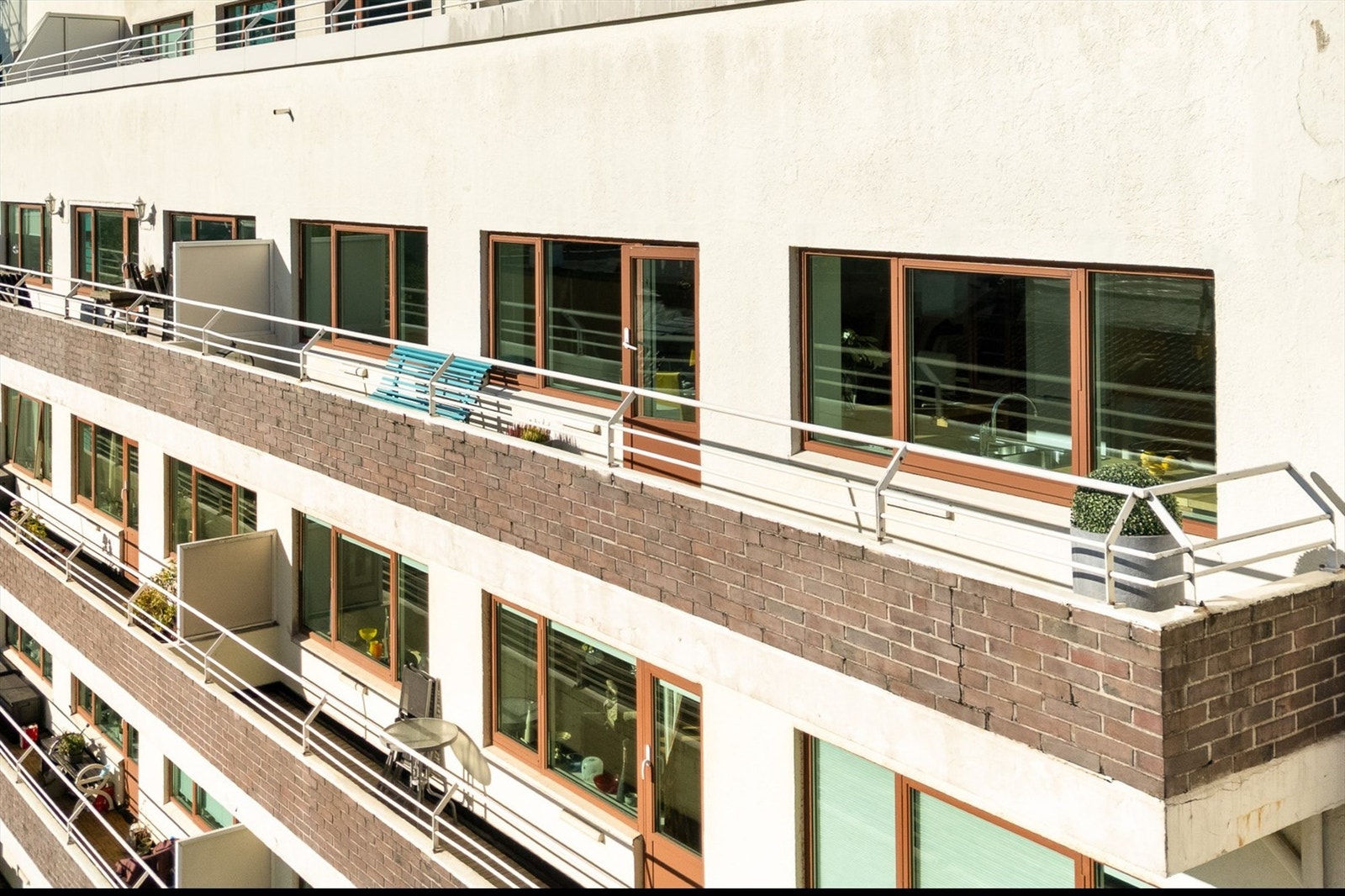 Balkongen er sørøstvendt, og her kan solen nytes fra tidlig morgen til ettermiddag Galleribilde