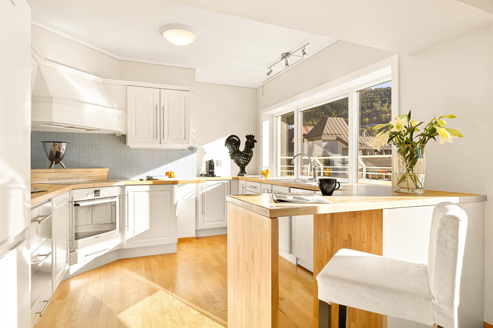 Kjøkkenet er innholdsrikt med gode arbeidsflater og har svært god skapplass. Kjøkkenet er fra Sivesind med profilerte fronter og heltre benkeplate Galleribilde