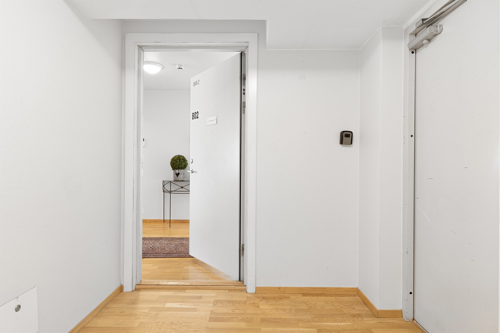 Meget praktisk tilkomst til leiligheten med heis rett utenfor leiligheten og ned til inngangen i Markeveien, og videre til garasjen Galleribilde