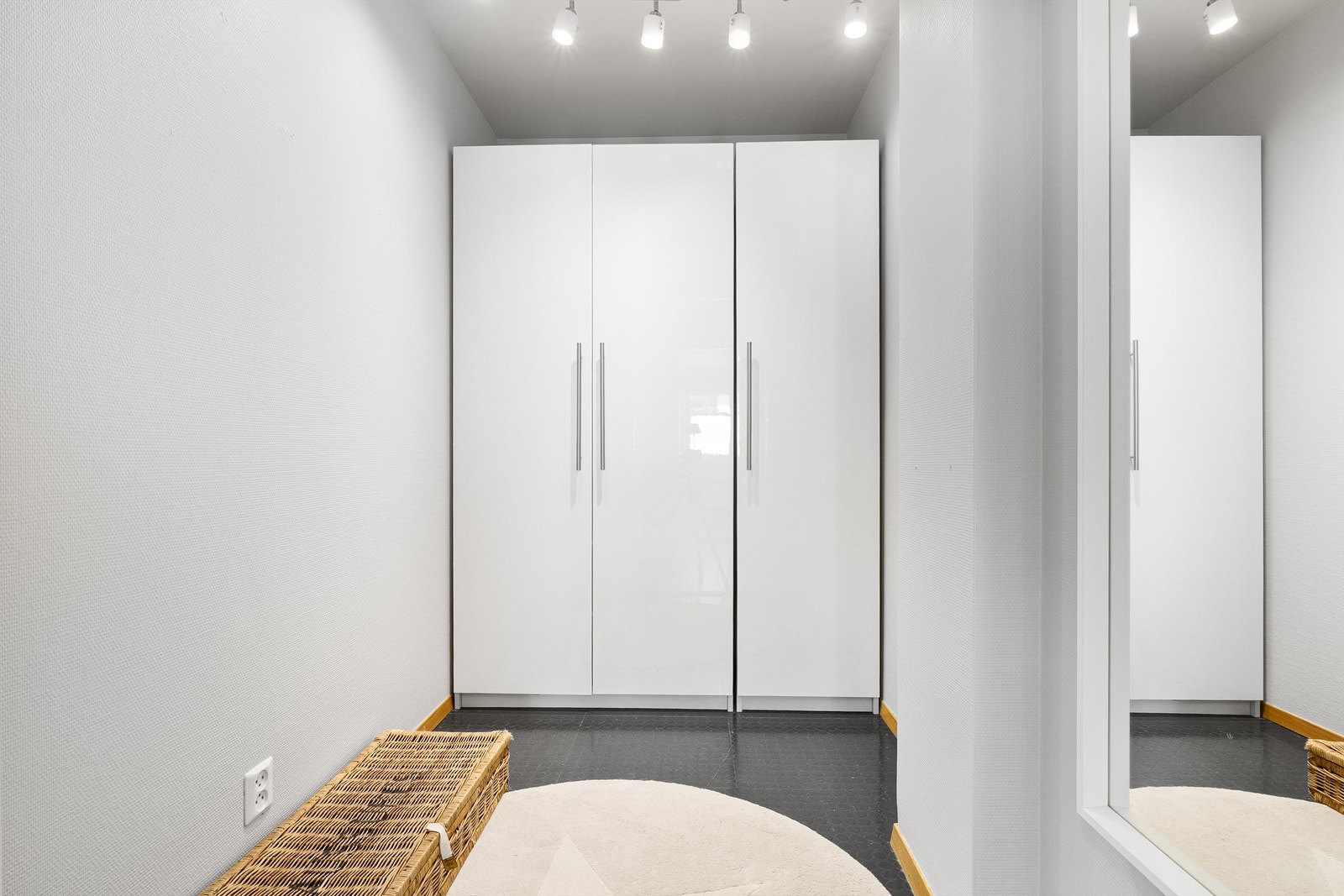 Her er det god plass til garderobeskap og muligheter for oppheng på vegger Galleribilde