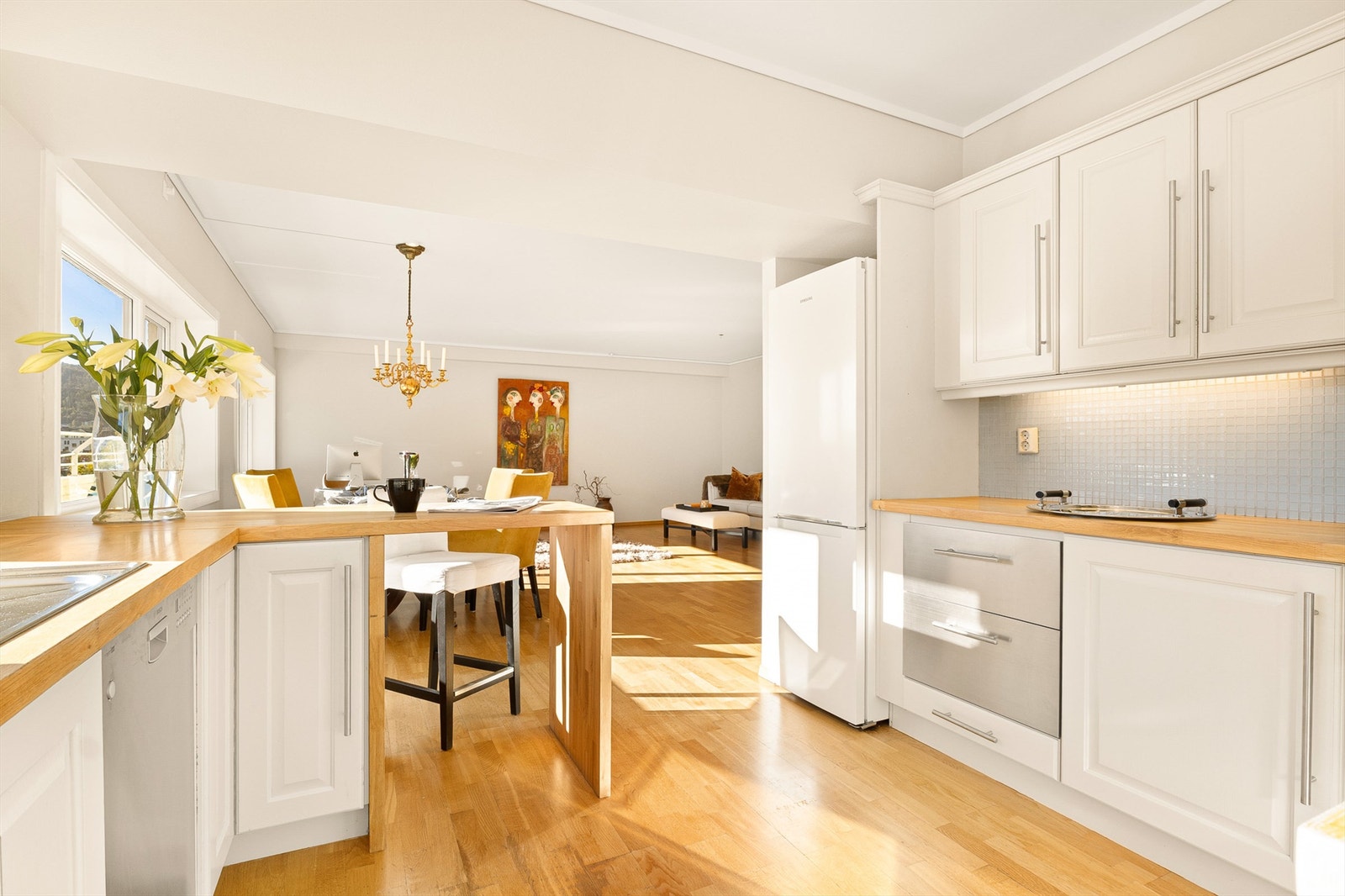 Lyst og funksjonelt kjøkken med en åpen og sosial løsning Galleribilde