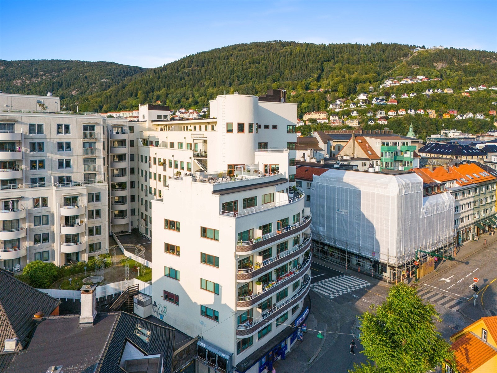Sameiet består av 67 seksjoner, fordelt på 57 boligseksjoner, 9 næringsseksjoner og 1 garasjeseksjon Galleribilde