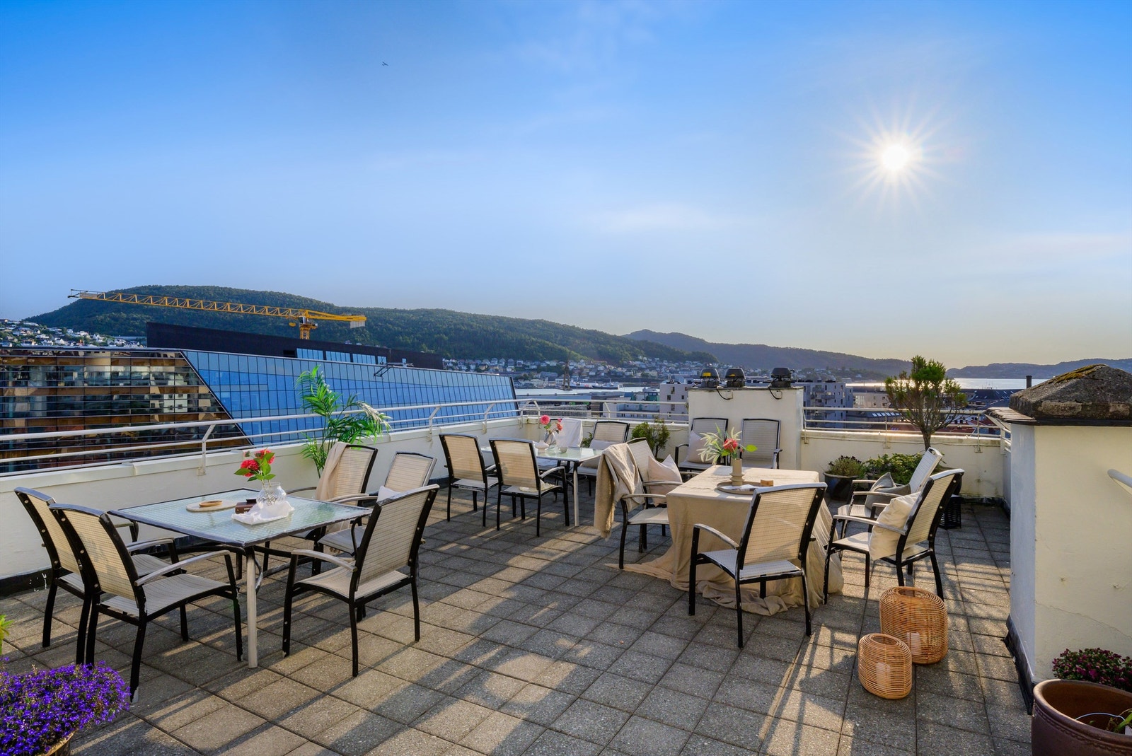 Stor felles takterrasse med tilkomst fra samme etasje som leiligheten. Her kan solen nytes til den går ned bak Askøy Galleribilde