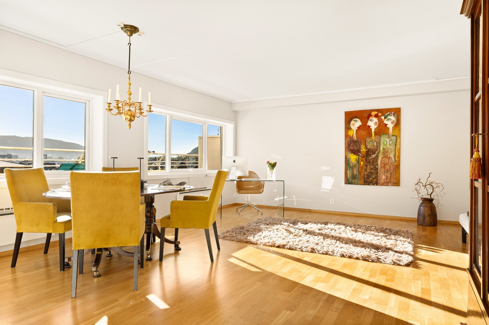 Stuens planløsning er lett å møblere, med god plass til både sofagruppe og spisestue Galleribilde