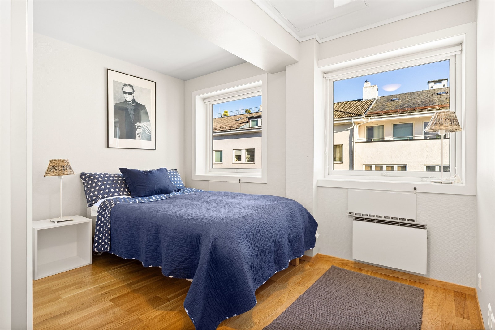 Begge soverommene vender ut mot Markeveien og har godt med lysinnslipp Galleribilde