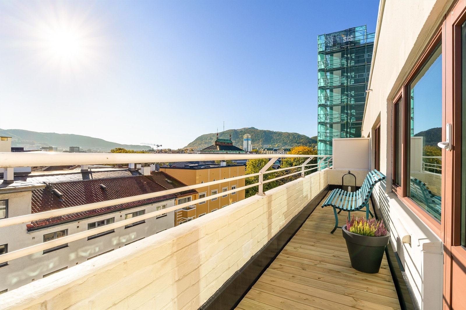 Det er nylig lagt helt nytt gulv med tredekke og membran på balkongen Galleribilde