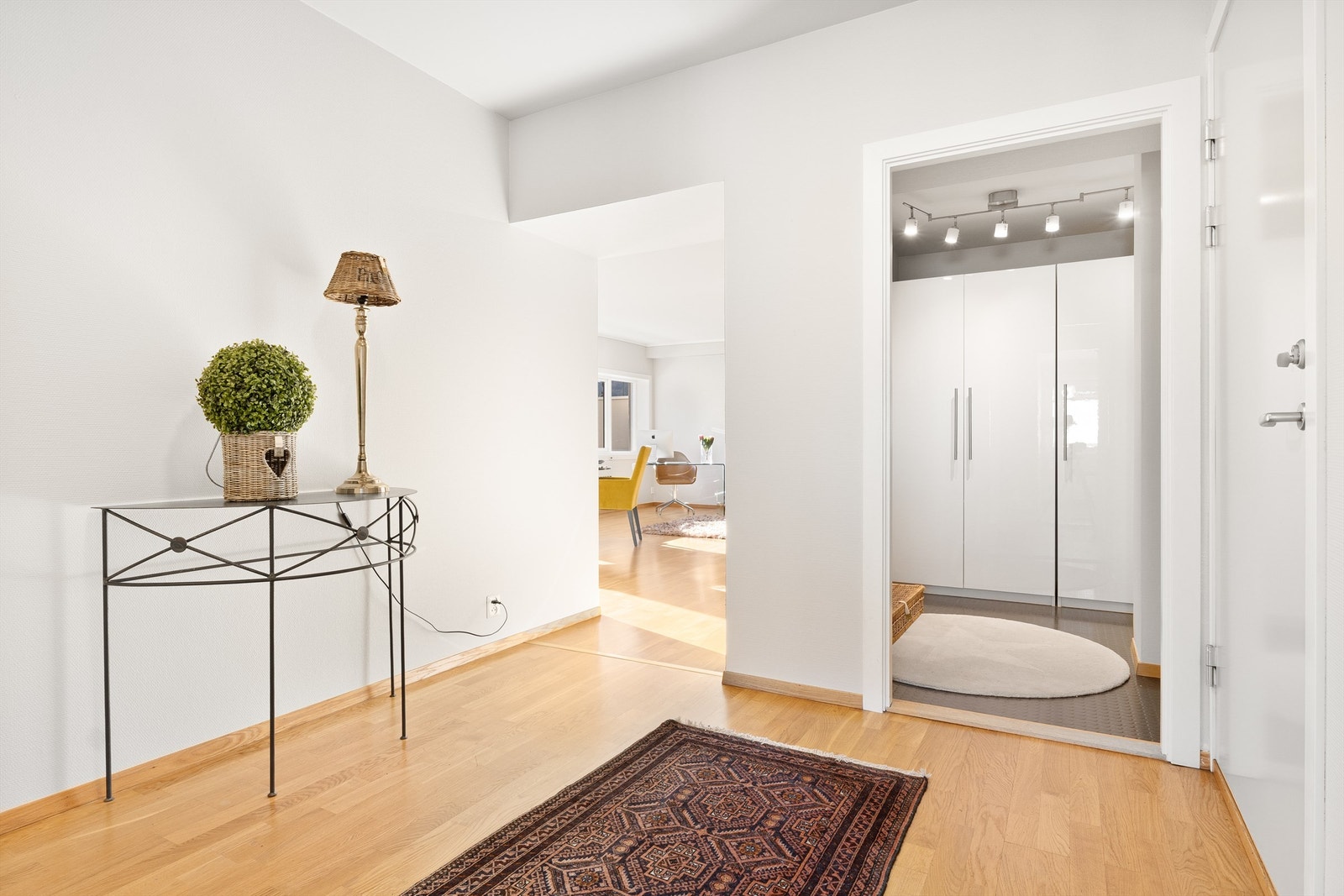 Lys og romslig entré med praktisk garderoberom som gir en ryddig og funksjonell velkomst Galleribilde