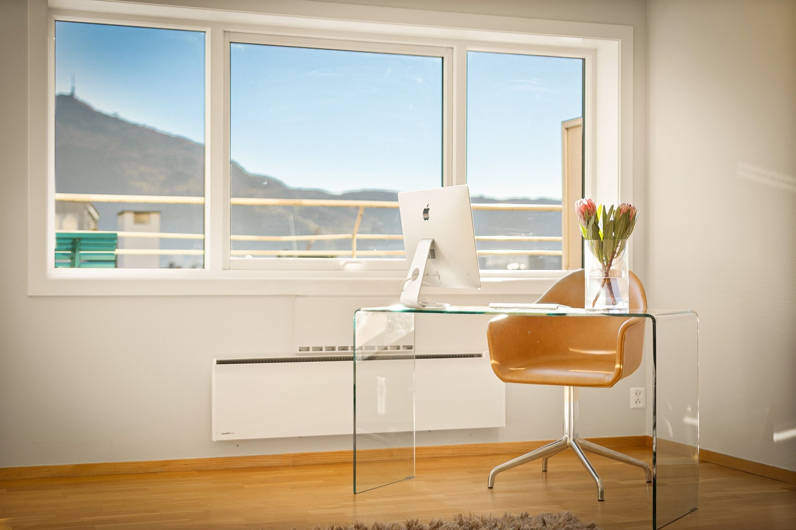 Leiligheten har elektrisk oppvarming med panelovner på vegg Galleribilde