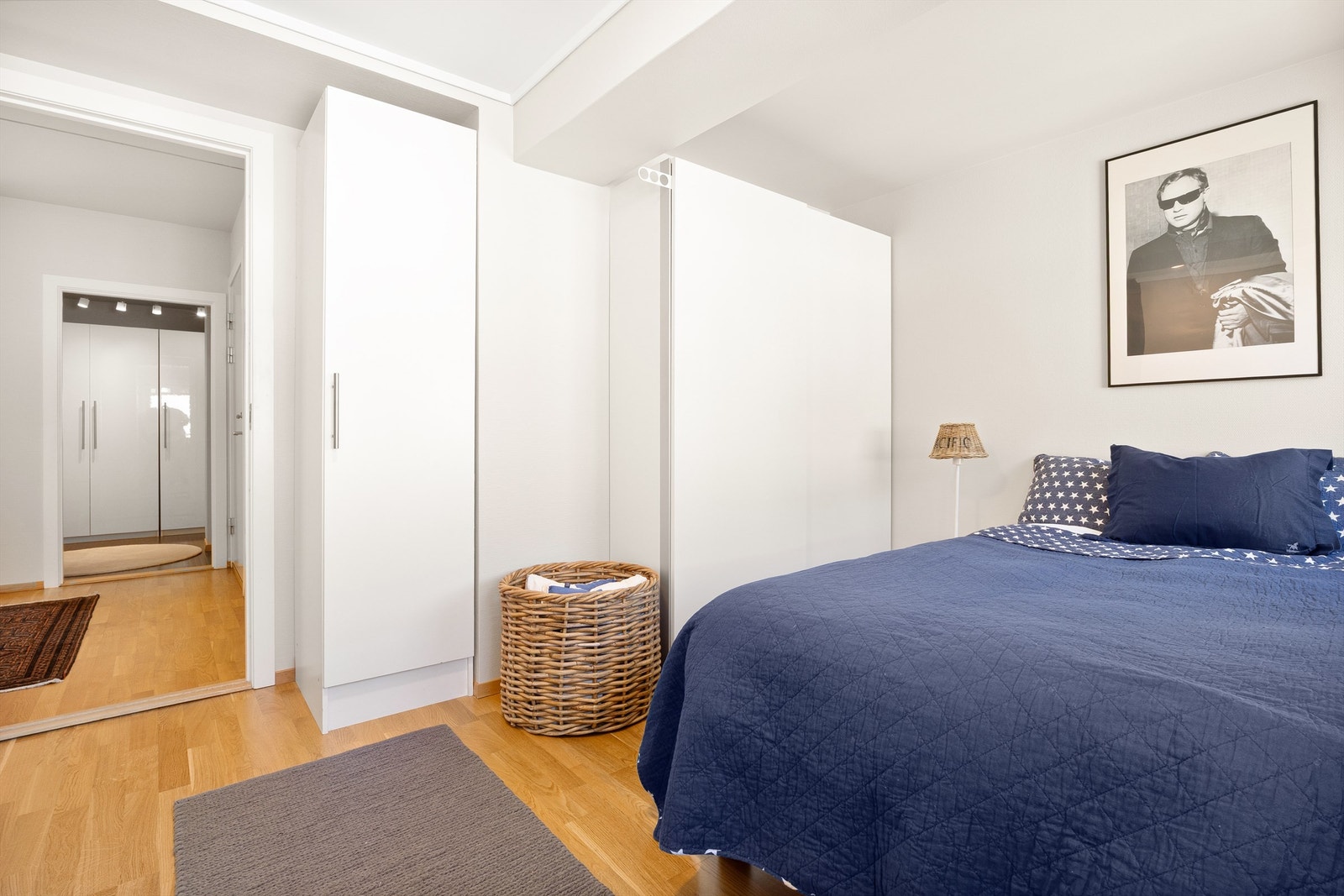 Soverom 2 med to garderobeskap Galleribilde