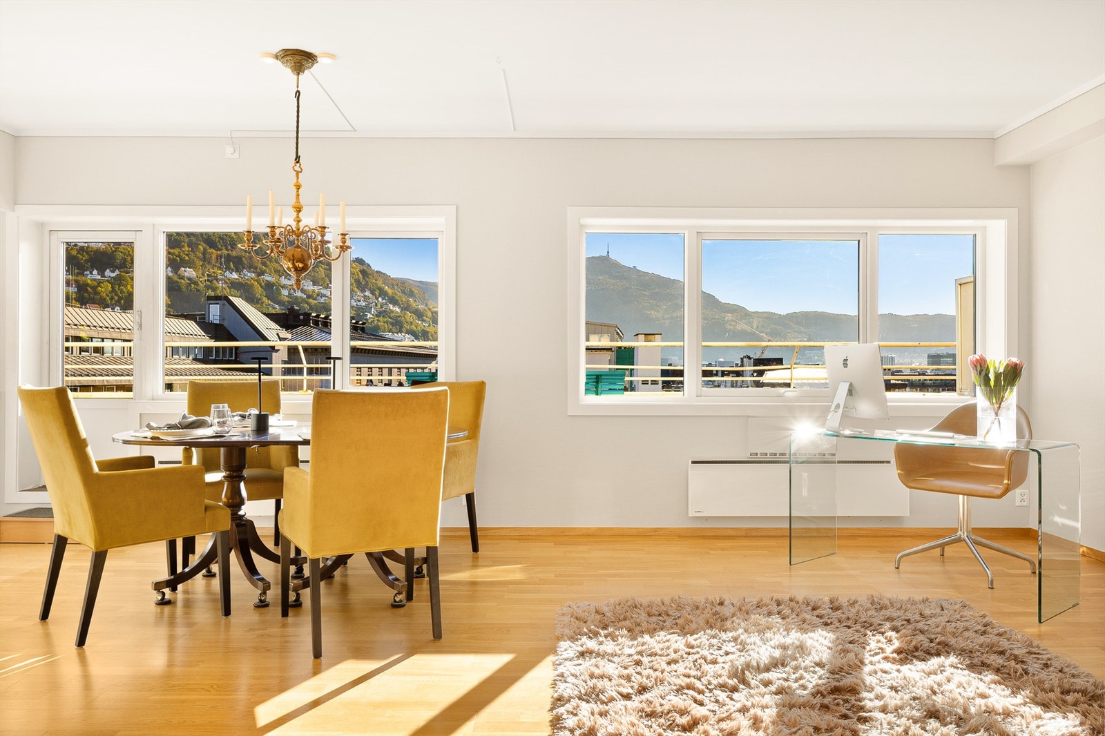 De store vinduene slipper inn rikelig med dagslys og gir en fantastisk utsikt, like godt fra sofakroken som fra balkongen Galleribilde